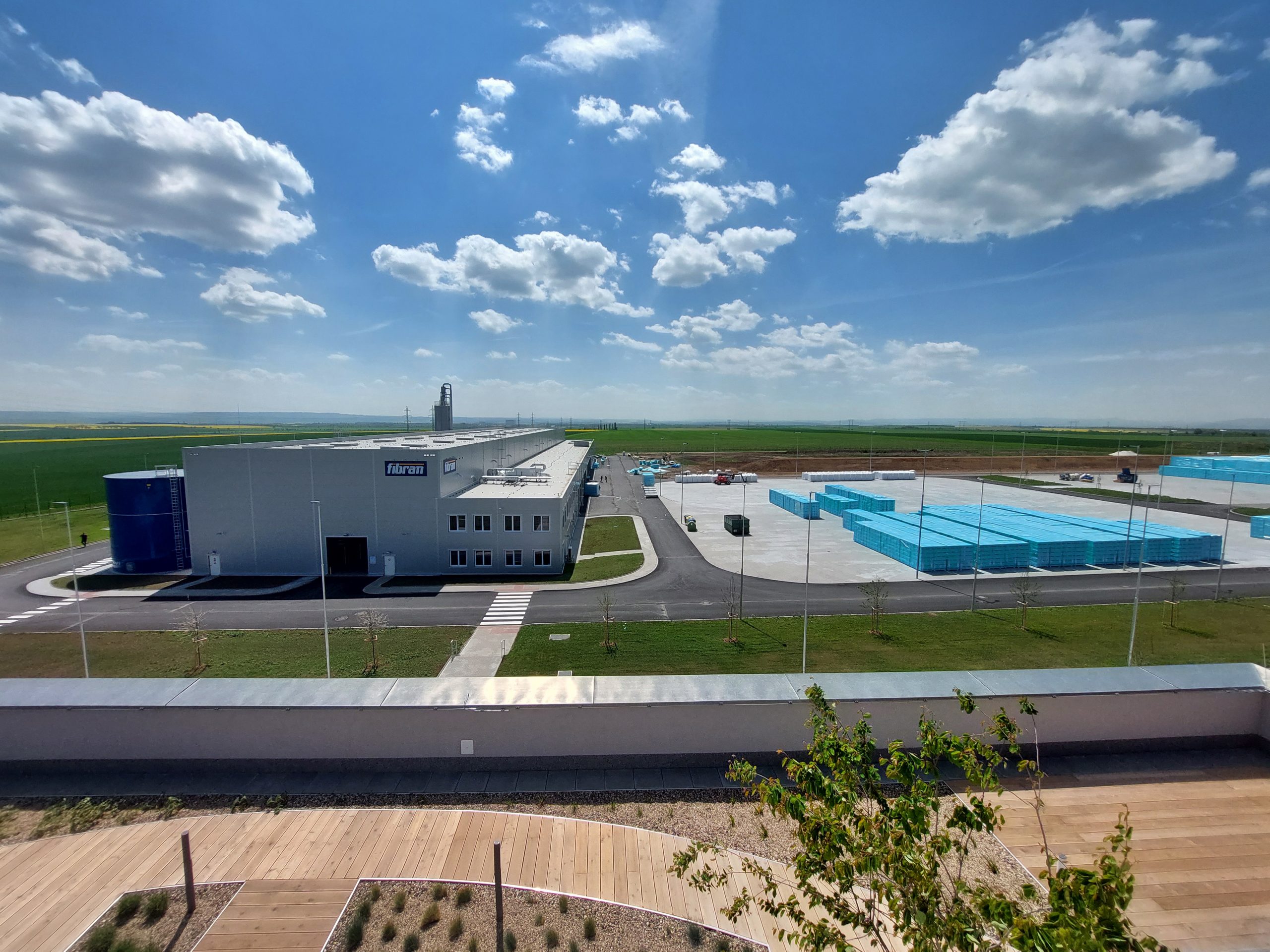 Letecký snímek továrny společnosti FIBRAN, výrobce XPS izolace